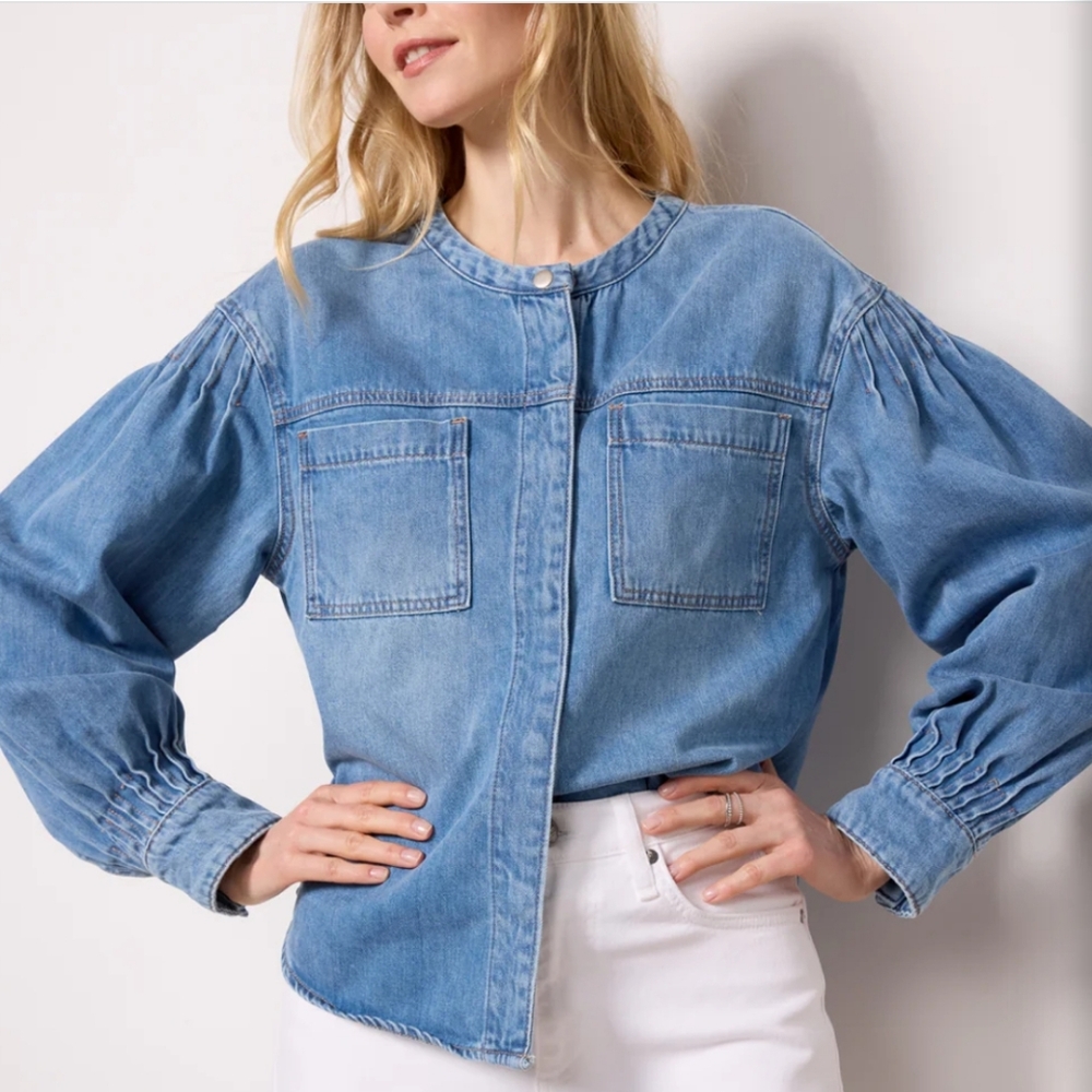 Evereve Jordy Denim Pleat Detail, Button Down Shirt, Medium, New W/ Tag